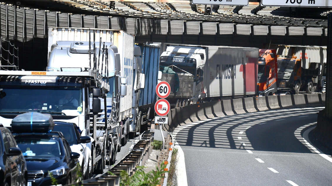 Chiuso tratto dell'A10 a Genova per un camion ribaltato