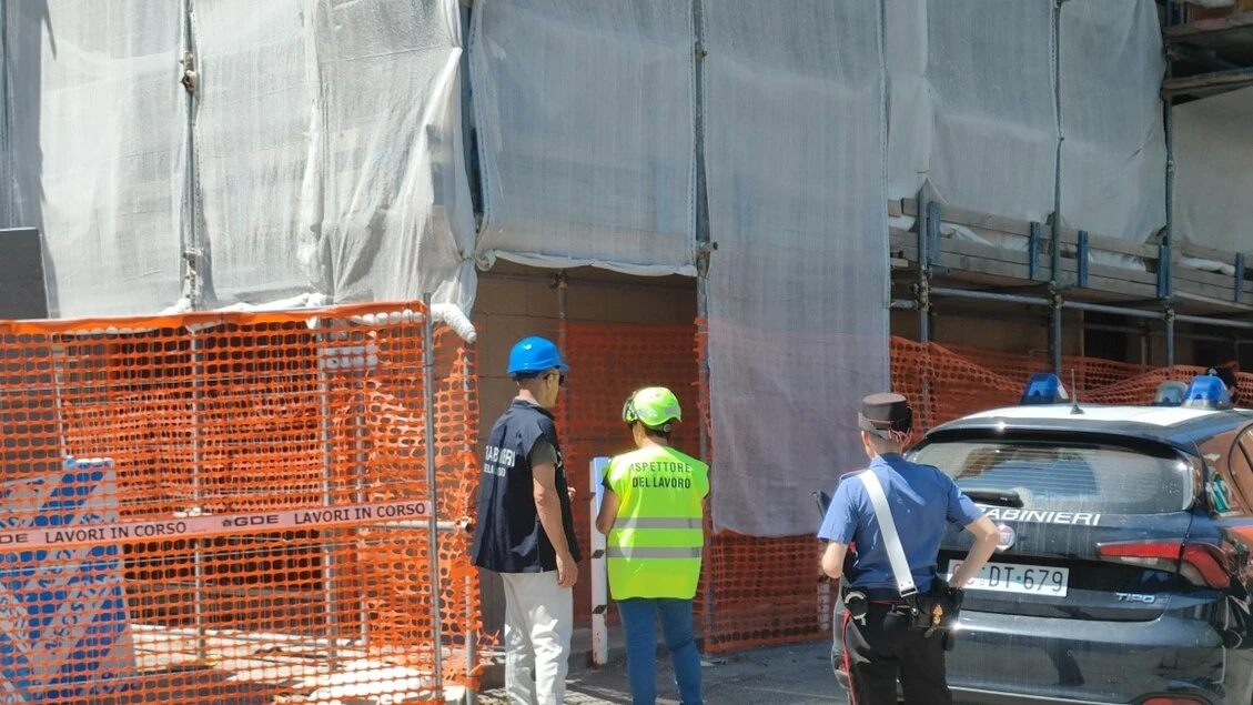 Crolla solaio in un cantiere vicino Roma, sei operai feriti