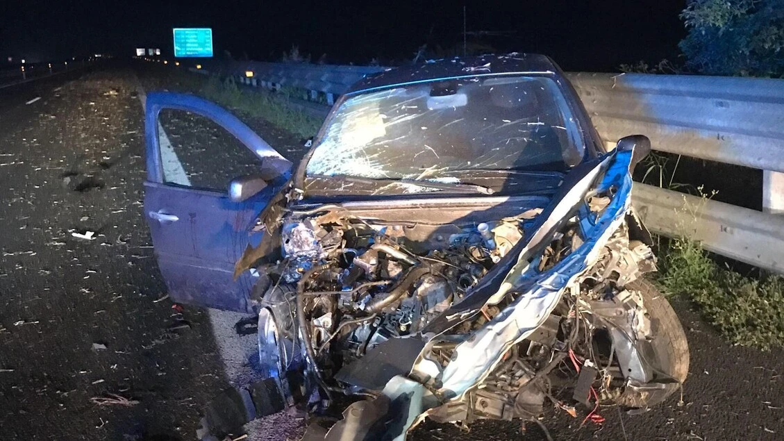 Auto contro guardrail, muore giovane calciatore