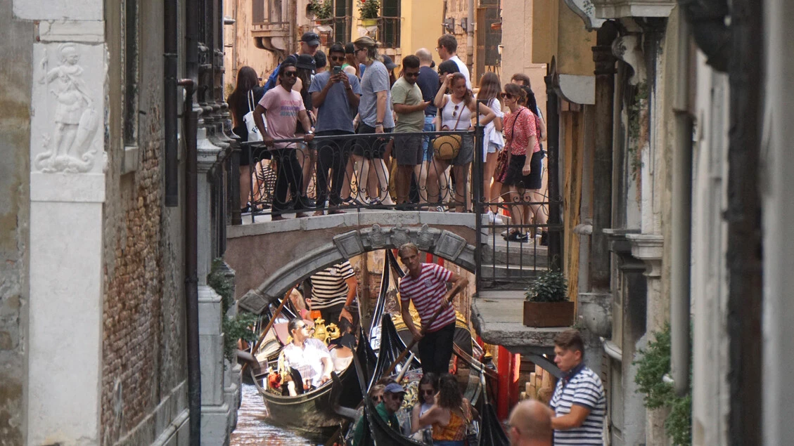 A Venezia troppi turisti per un giorno: 'Serve una maxi tassa'