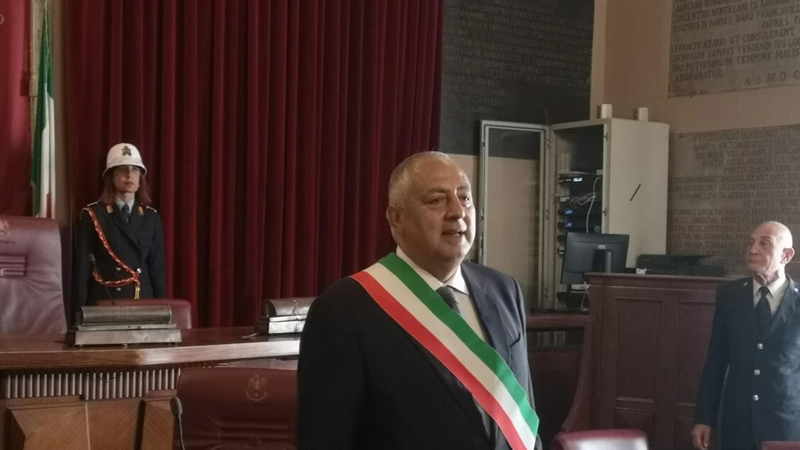 Lagalla compra auto blindata, per opposizione è danno erariale