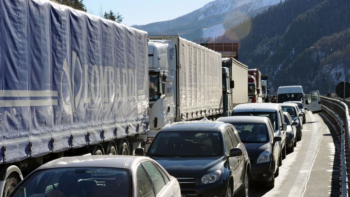 Tunnel Frejus chiuso ai tir, un camion contro una parete