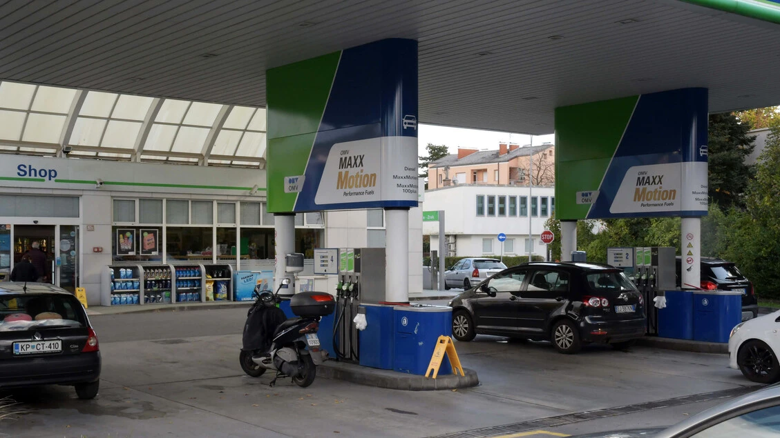 Il governo serbo libera carburanti dalle riserve e riduce le accise del 25%