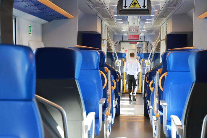 Due tiktoker simulano la guida di un treno nel Foggiano, multati