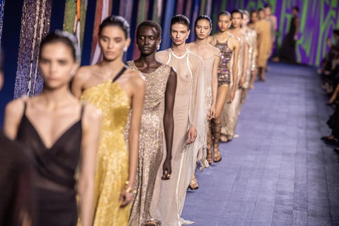 A Parigi sfilano i pepli di Dior, omaggio ai Giochi Olimpici