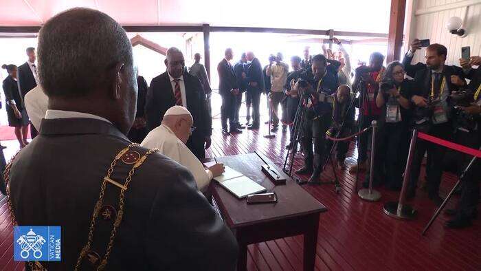 Il Papa in visita al governatore generale della Papua Nuova Guinea