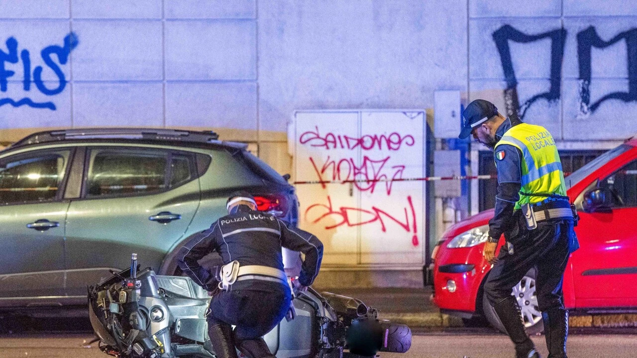 Su scooter rubato si scontra con un'auto a Milano, è ferito gravemente