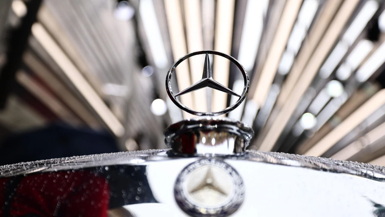 Mercedes rivede al ribasso le previsioni sull'anno, pesa la Cina