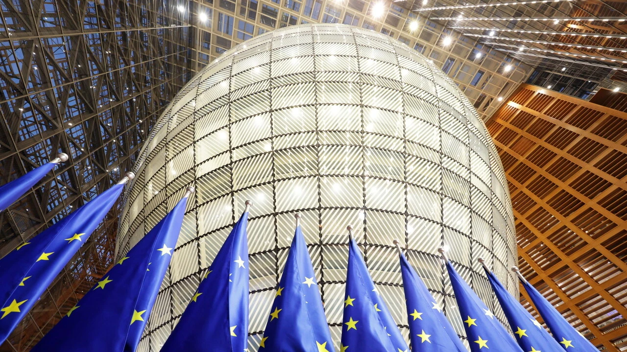 Rapporto del Mes, 'eurozona sotto pressione, sfide senza precedenti'