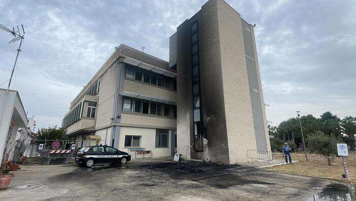 In fiamme due auto dei vigili urbani nel nord Barese