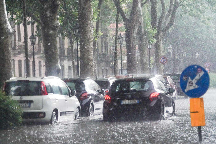 Maltempo: Protezione Civile, rovesci e temporali al centro-nord