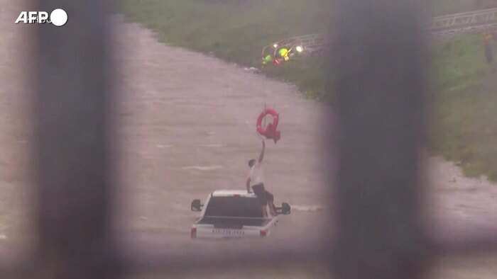 Il momento del salvataggio di un uomo dalla sua auto travolta dall'acqua in Texas