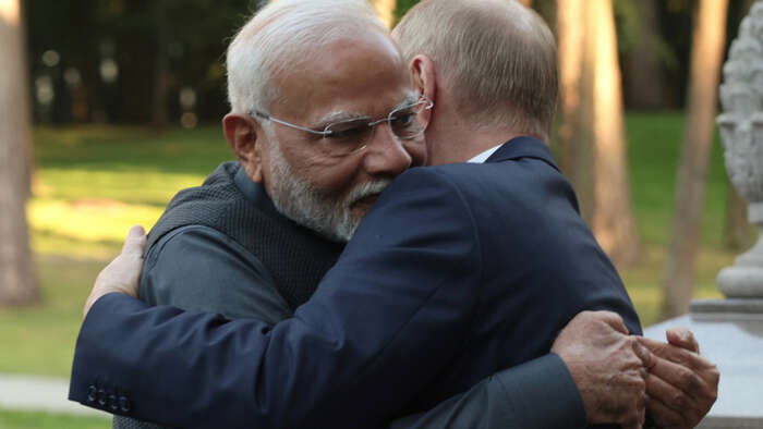 Il premier indiano Modi in visita a Mosca: l'abbraccio stretto con Putin