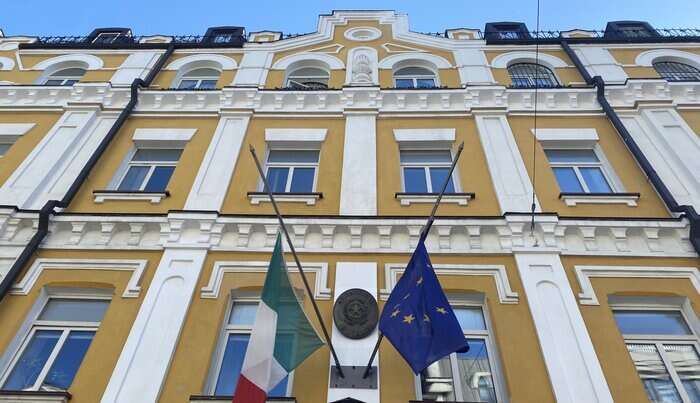 Bandiere a mezz'asta sull' ambasciata italiana a Kiev