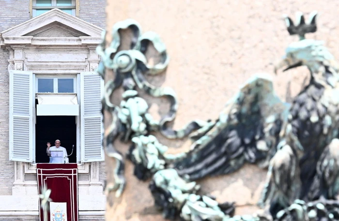 Papa va in chiesa a Trastevere, rende omaggio al suo confessore