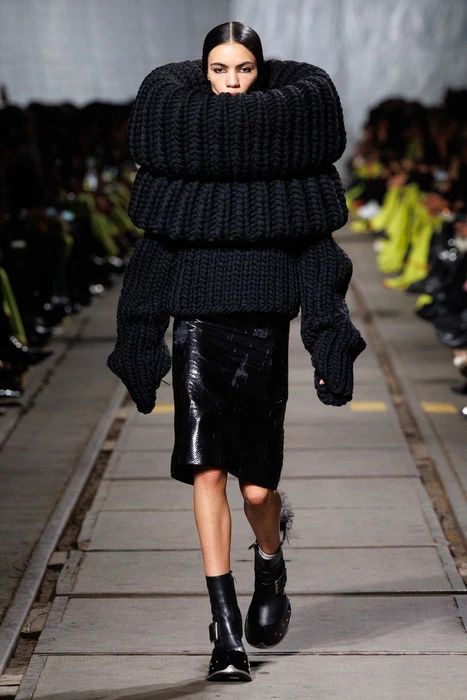 Il debutto di Sean McGirr da Alexander McQueen