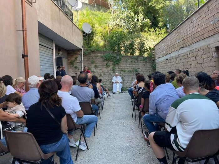 Il Papa incontra 30 famiglie in un condominio a Palmarola