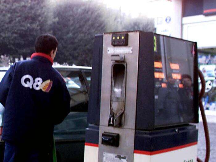 La benzina al self scende sotto 1,8 euro al litro