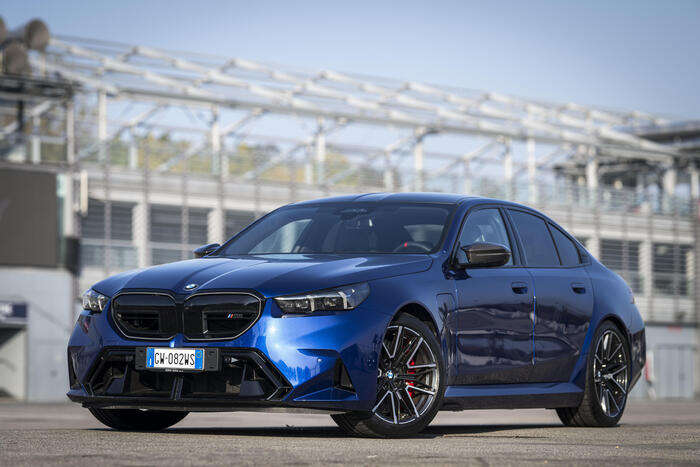 Nuova Bmw M5 supercar in pista con propulsore M-Hybrid