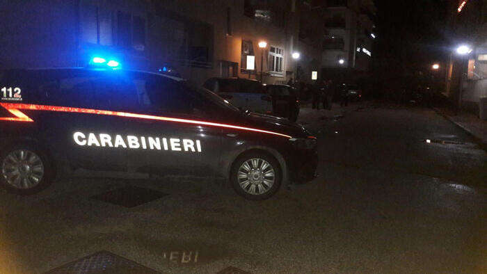 Minaccia migranti centro accoglienza con pistola, arrestato