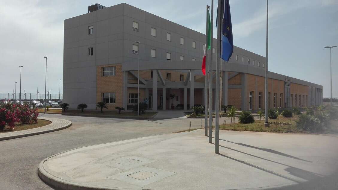 Detenuto minaccia medici e aggredisce agenti,3 feriti a Cagliari