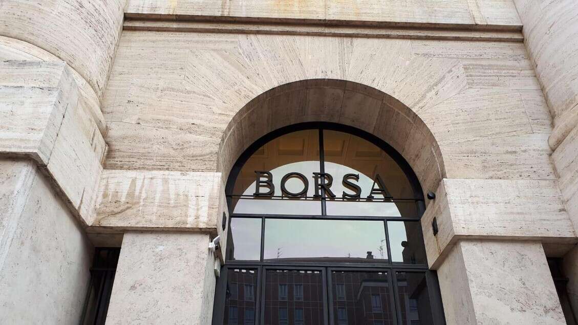 Borsa: Milano apre in calo dello 0,54%