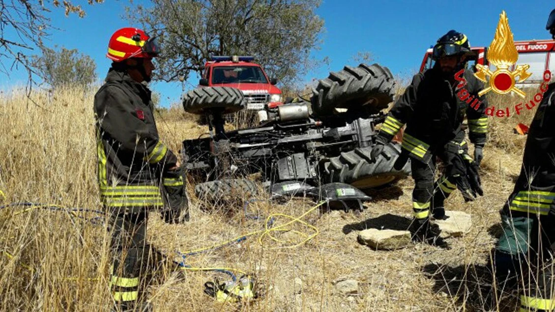 Si ribalta trattore, muore agricoltore 63enne