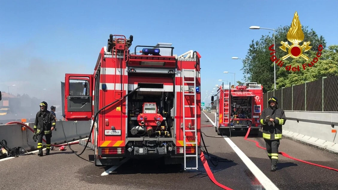 Auto in fiamme sull'A7, traffico bloccato e code