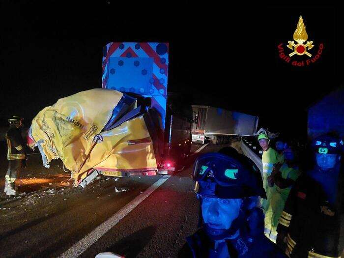 Incidente tra tre mezzi pesanti in A4, morto un uomo