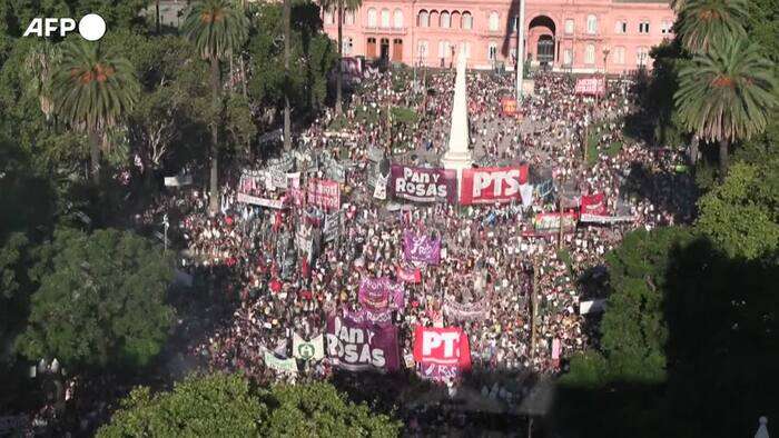 Buenos Aires, corteo Lgbtiq+ contro le politiche di Milei