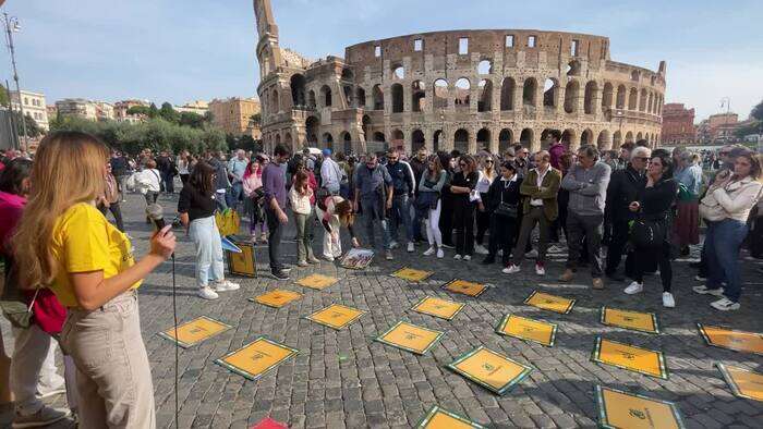 Roma, il flash mob di Legambiente davanti al Colosseo