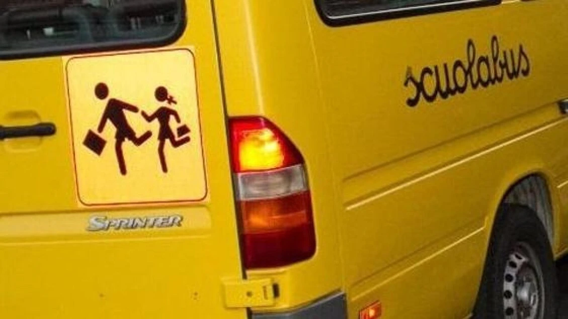 Bimba dimenticata per ore sullo scuolabus, denuncia in Procura