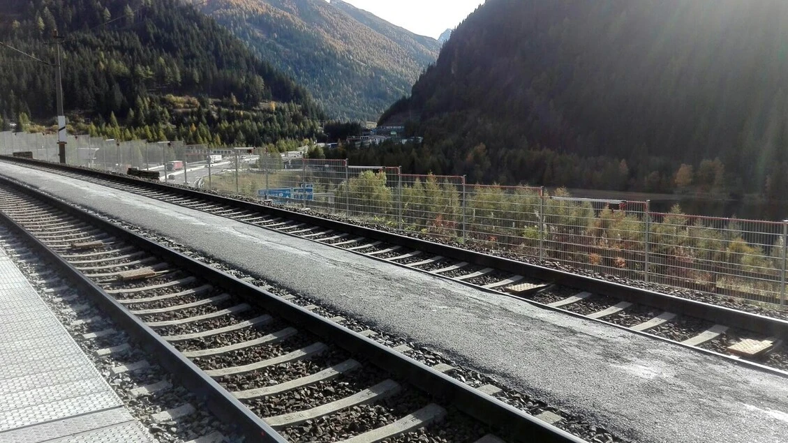 Danneggiata la linea ferroviaria del Brennero, ritardi dei treni di oltre un'ora