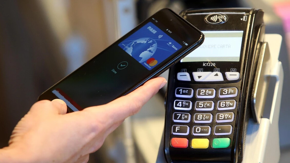 Il 78% degli utenti controlla il conto dal telefonino