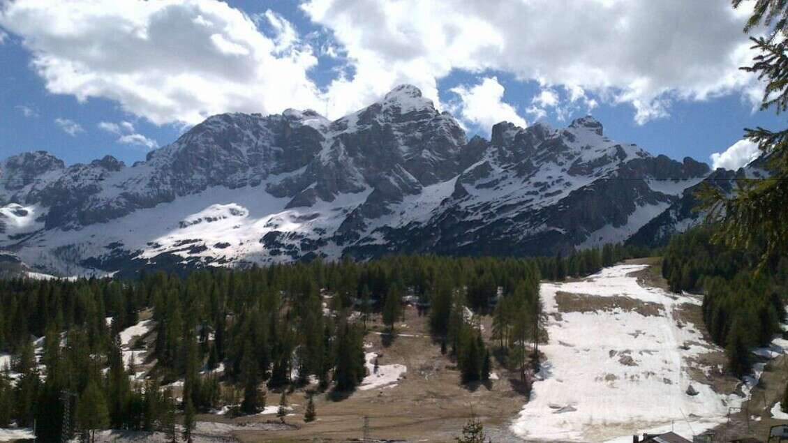 Si butta dalla seggiovia sulla neve, ragazzino multato