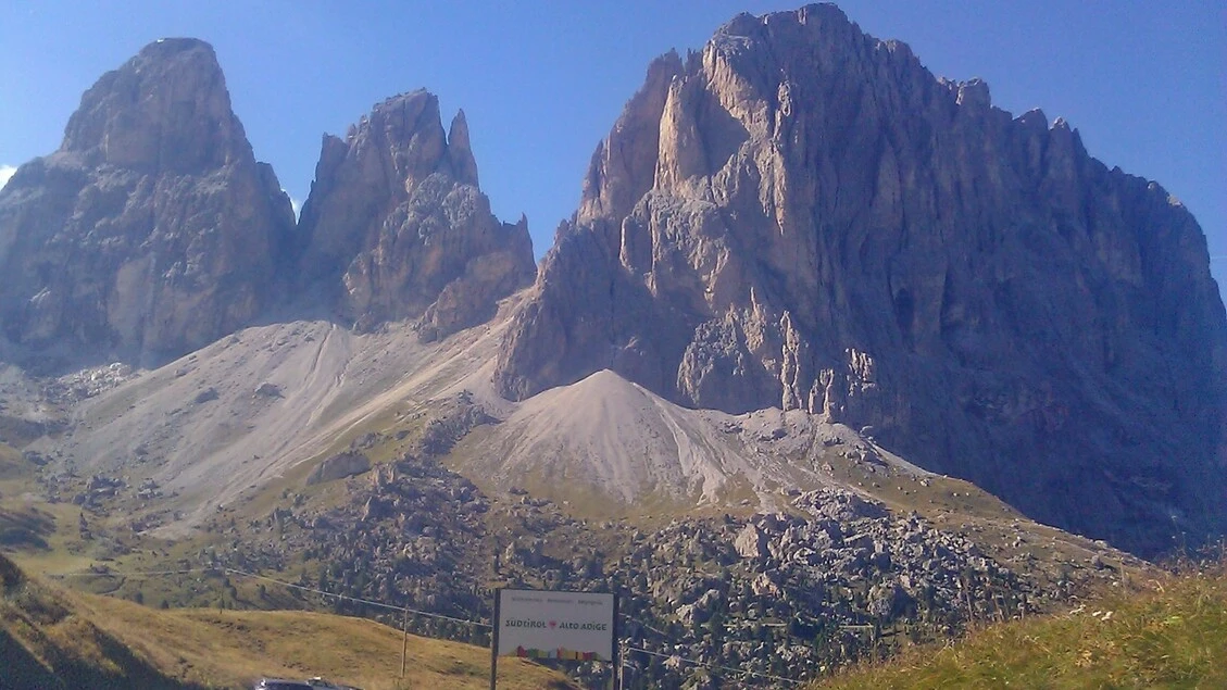 Troppe auto e moto sui passi dolomitici, arriva giro di vite