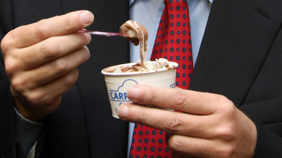 Fa cadere un gelato, aggredito da 5 minorenni, denunciati