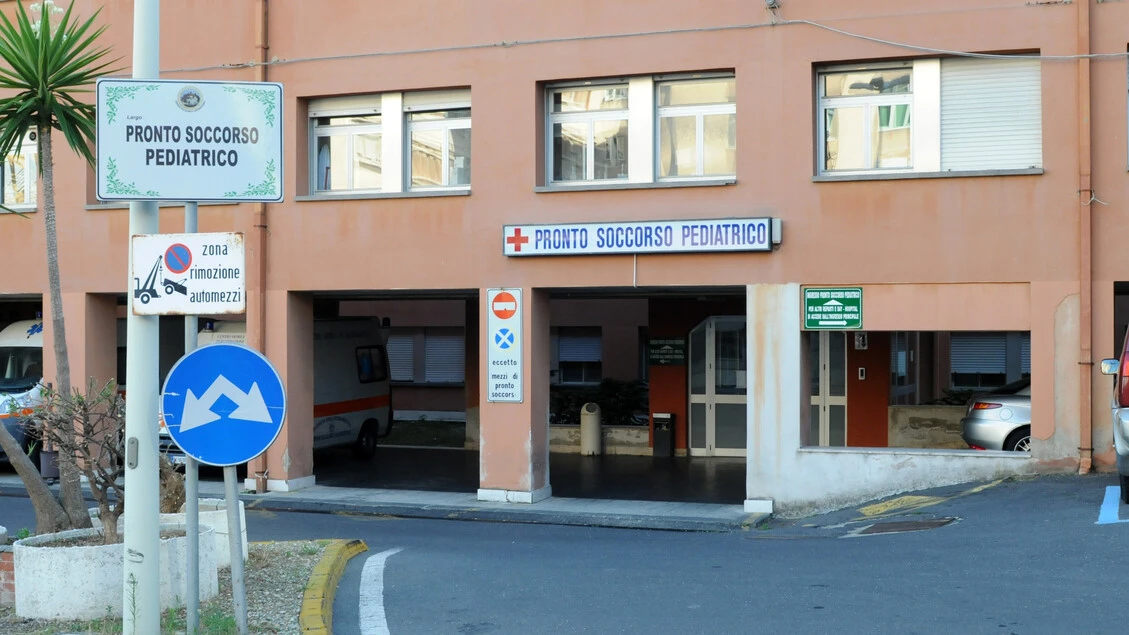 Donna e figlia neonata giù da balcone, bimba è grave