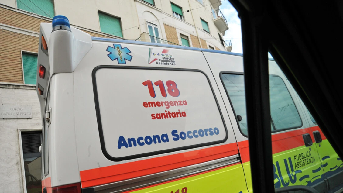 Operaio cade da una impalcatura di tre metri, è grave