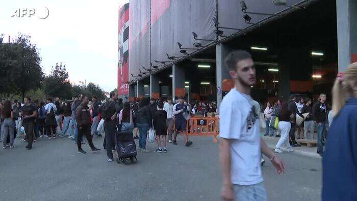 Maltempo Spagna, a Valencia la gente dona provviste