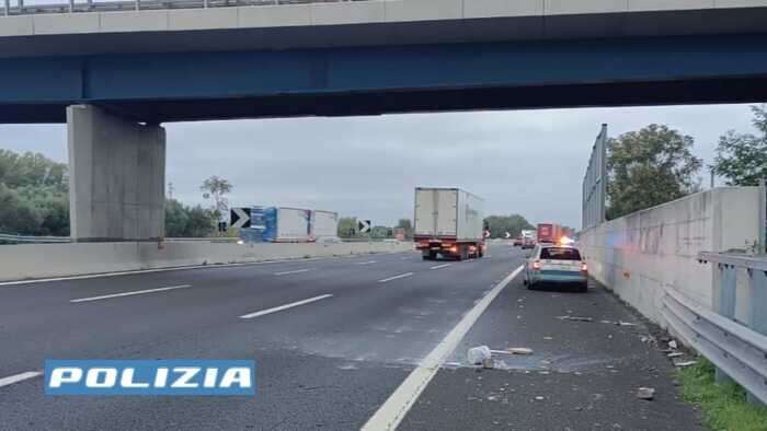 Sassi contro auto da cavalcavia sulla A1, identificati 4 minori