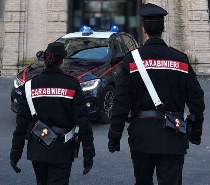 Inseguono ladri su auto rubata, cc sparano alle ruote