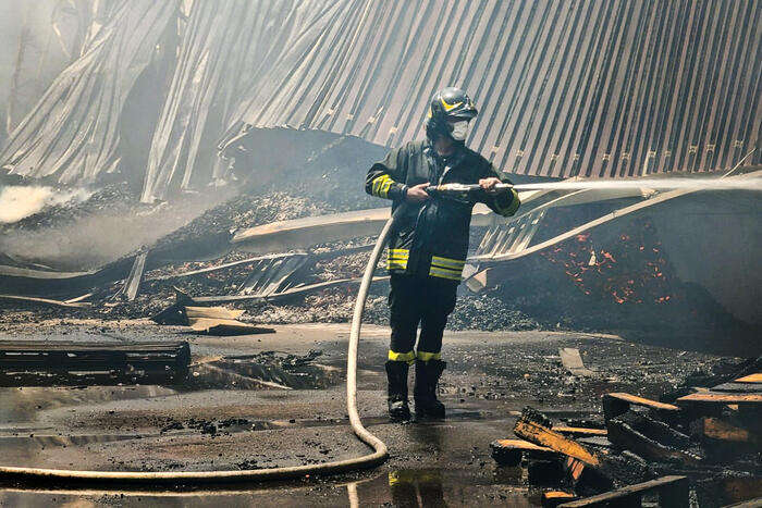 Grosso incendio nel Napoletano, in fiamme industria dolciaria