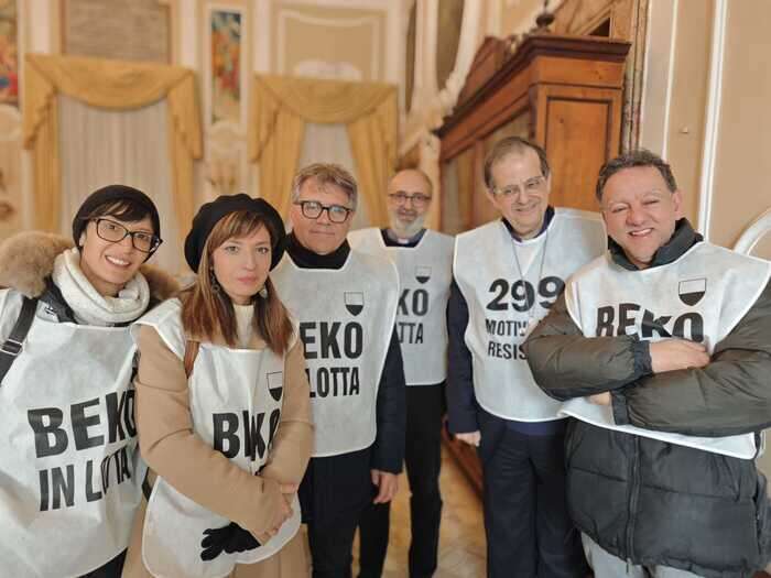 Beko:arcivescovo Siena indossa pettorina protesta lavoratori