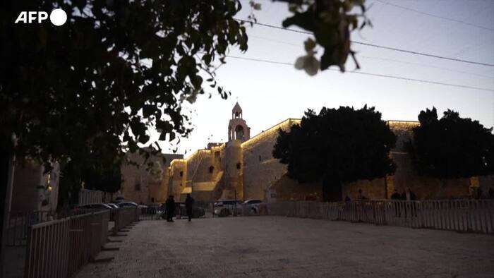 Betlemme, fedeli in preghiera nella Chiesa della Nativita'