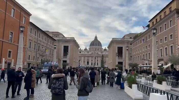 Giubileo, lunghe code per i controlli di sicurezza in Vaticano