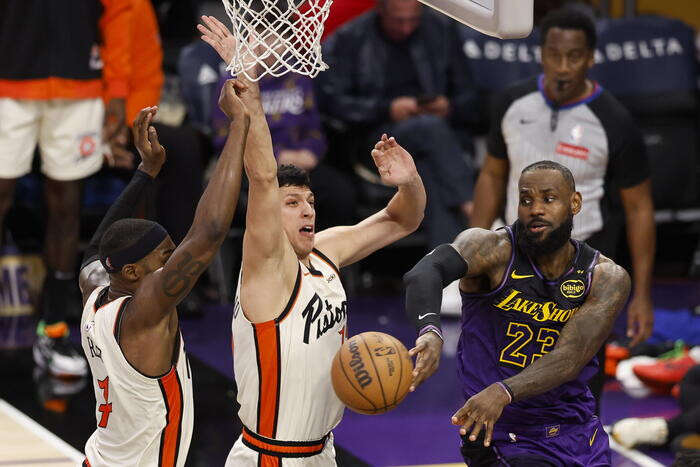 Nba: Tripla doppia n.120 per LeBron, ma i Lakers perdono