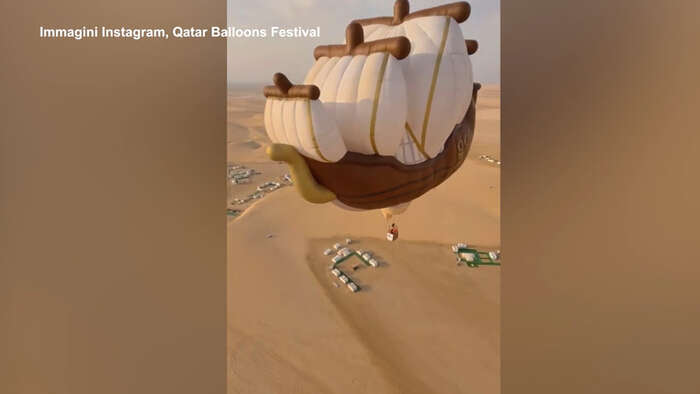 Mongolfiere di ogni forma e colore volano nel cielo del Qatar