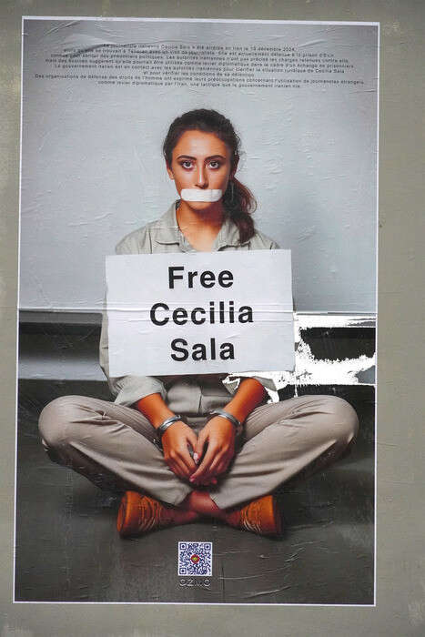 'Free Cecilia Sala', lo street artist Ozmo in azione a Parigi