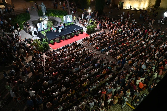 Passaggi festival a Fano con vista mare, libri anche in spiaggia